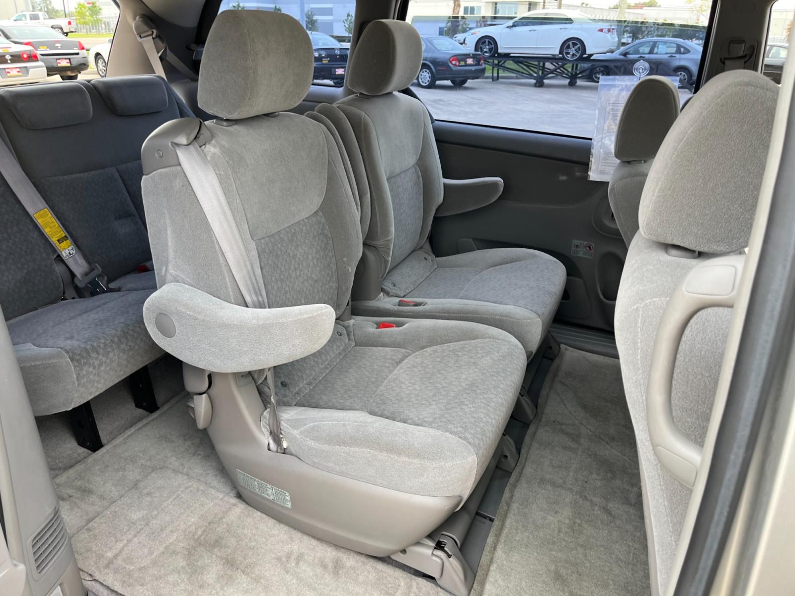 2005 SILVER /gray Toyota Sienna LE - 7 Passenger Seating (5TDZA23C75S) with an 3.3L V6 DOHC 24V engine, 5-Speed Automatic Overdrive transmission, located at 14700 Tomball Parkway 249, Houston, TX, 77086, (281) 444-2200, 29.928619, -95.504074 - Photo #12